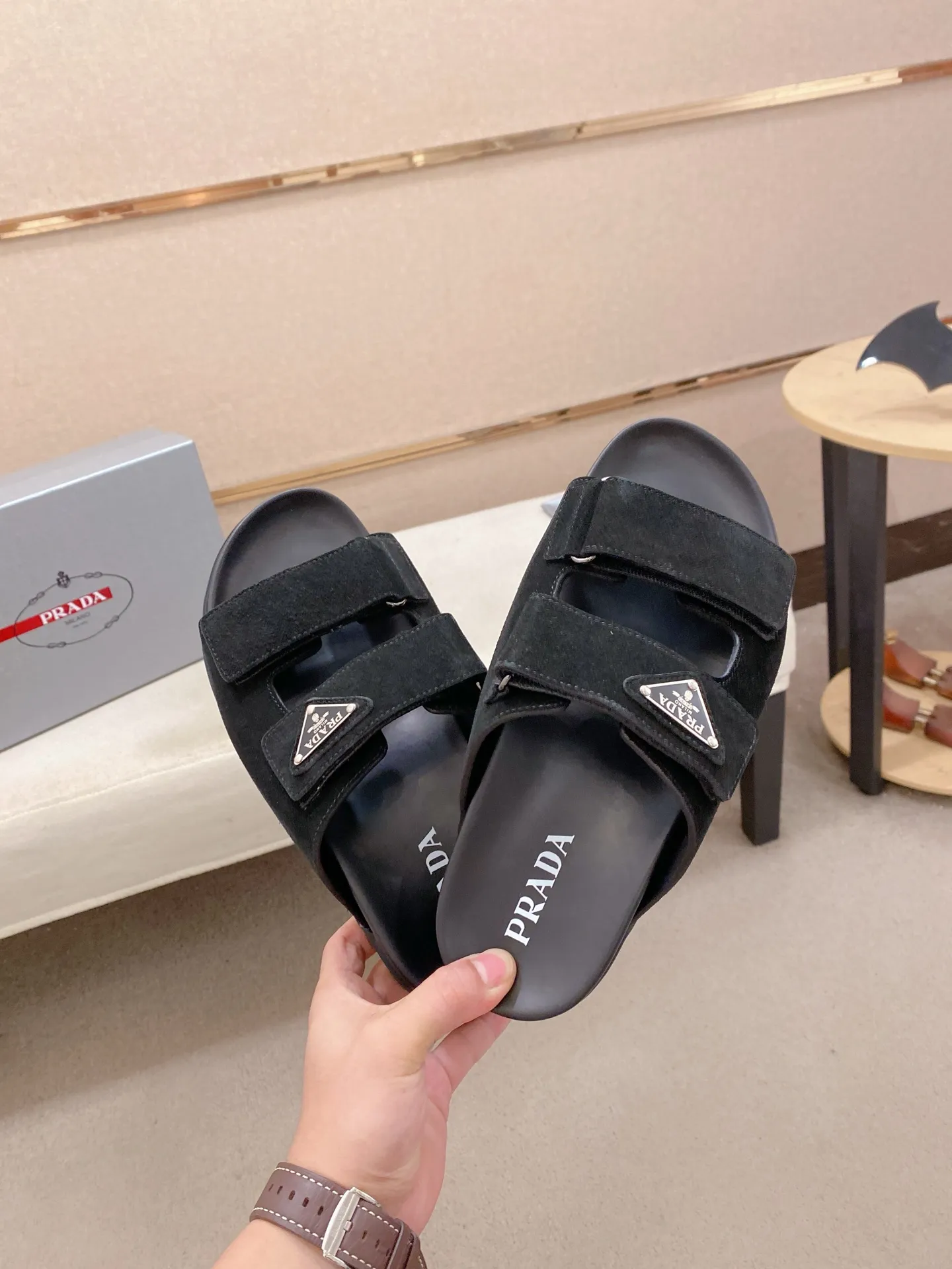 Men's shoes 💰: 440💰 [PRADA Slippers] High-end men's shoes brand official website 1:1 latest masterpiece: original mold opening and customization, the fabric is made of imported suede cowhide original material, upgraded outsole, lighter and non-slip. The market's top quality, simple yet tasteful, a must-have for fashionistas, fashionable at your feet, full of confidence, the same style at the counter 👍The season of summer slippers is here. Code: 38-45
